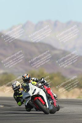 media/Oct-30-2025-Racers Edge (Thu) [[dabbdaf680]]/3-B Group/Session 2 (Turn 14)/